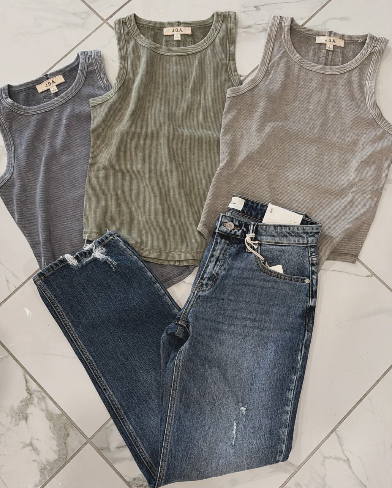 RAW EDGE SLEEVELESS TANK